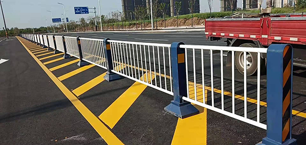 城市道路護欄與pvc護欄的區(qū)別和優(yōu)勢是什么？