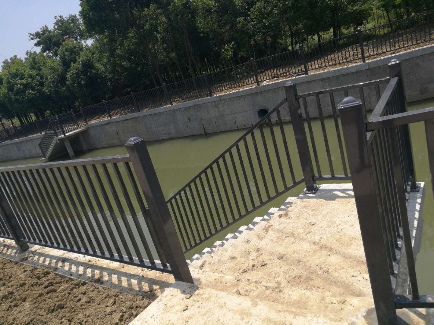 道路護(hù)欄廠家告訴你護(hù)欄在質(zhì)量上有哪些不同之處