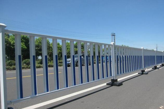 揚(yáng)州道路護(hù)欄如何提高防銹能力